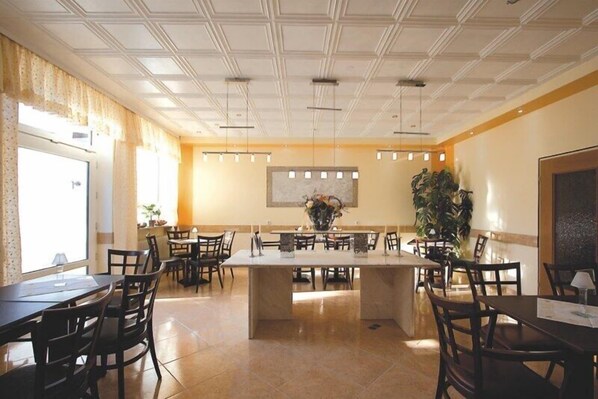 Daily buffet breakfast (EUR 8.80 per person)