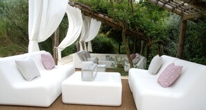 Una piscina al aire libre, sombrillas, sillones reclinables de piscina