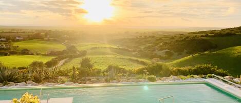 AuĂenpool, Sonnenschirme, LiegestĂŒhle