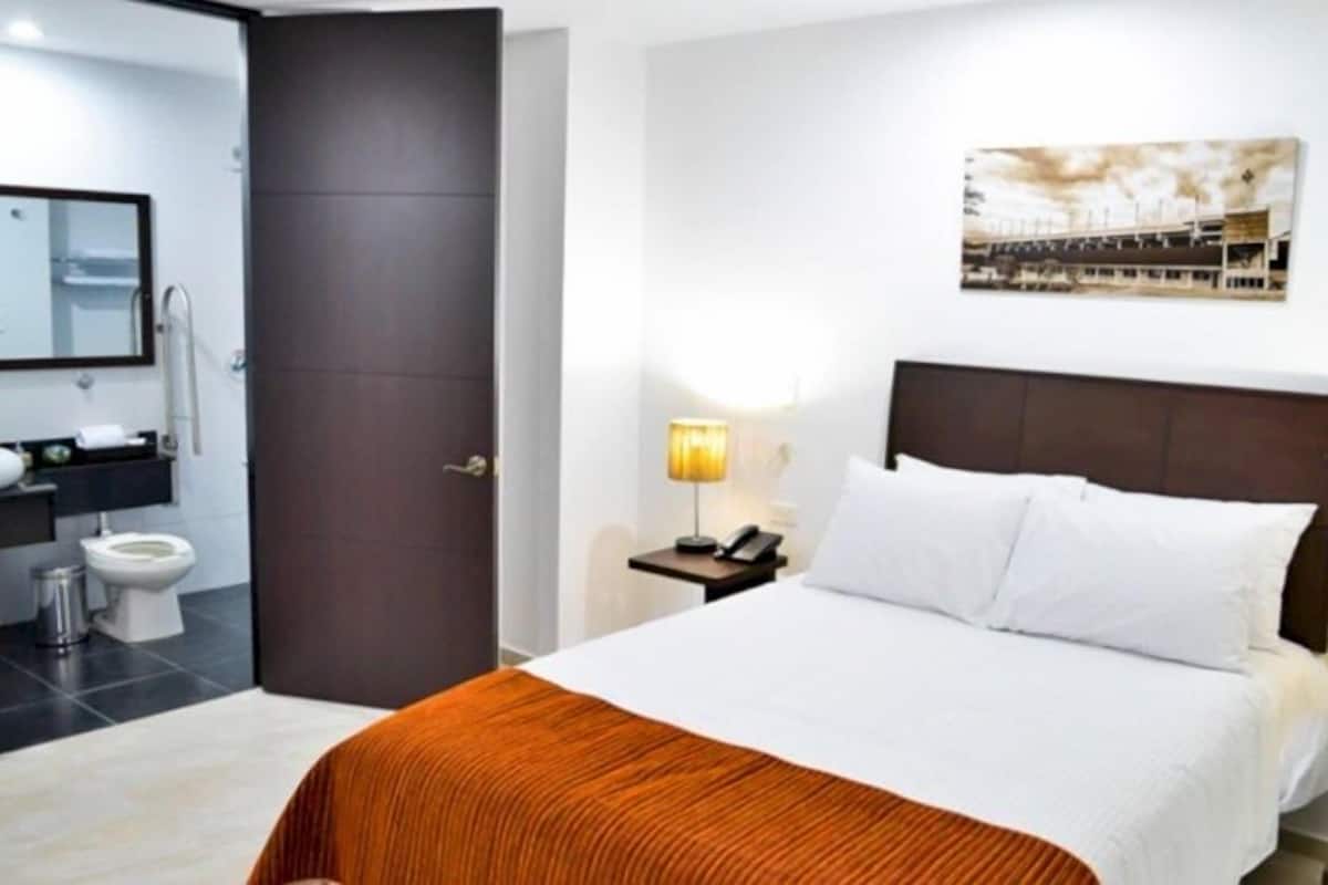 Minibar, caja de seguridad en la habitación y escritorio 