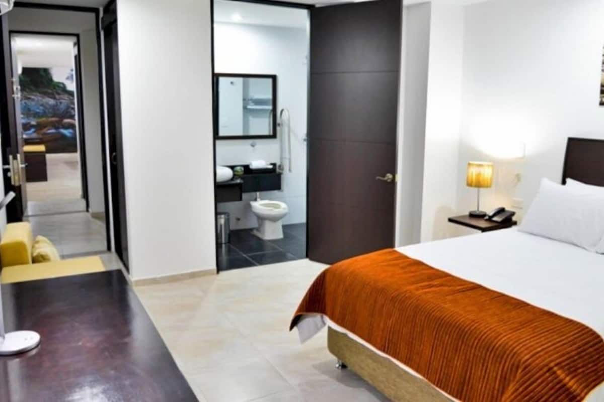 Minibar, caja de seguridad en la habitación y escritorio 