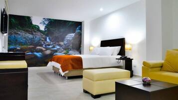 Habitación triple | Minibar, caja de seguridad en la habitación y escritorio