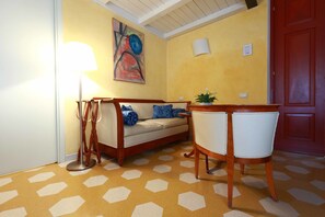 Superior-værelse | Minibar, pengeskab på værelset, individuelt design