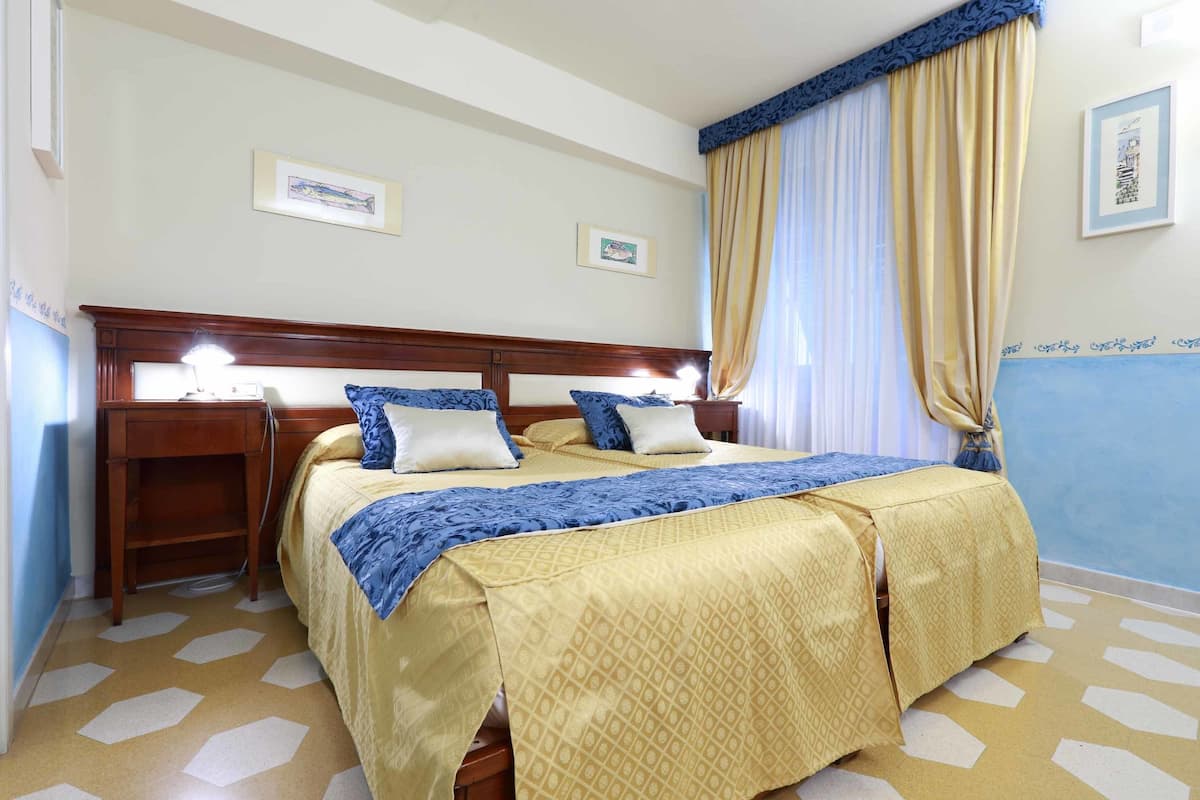 Standard Double or Twin Room | Minibar, in-room safe, individually decorated, individually furnished