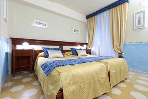 Standardværelse med dobbeltseng eller 2 enkeltsenge | Minibar, pengeskab på værelset, individuelt design