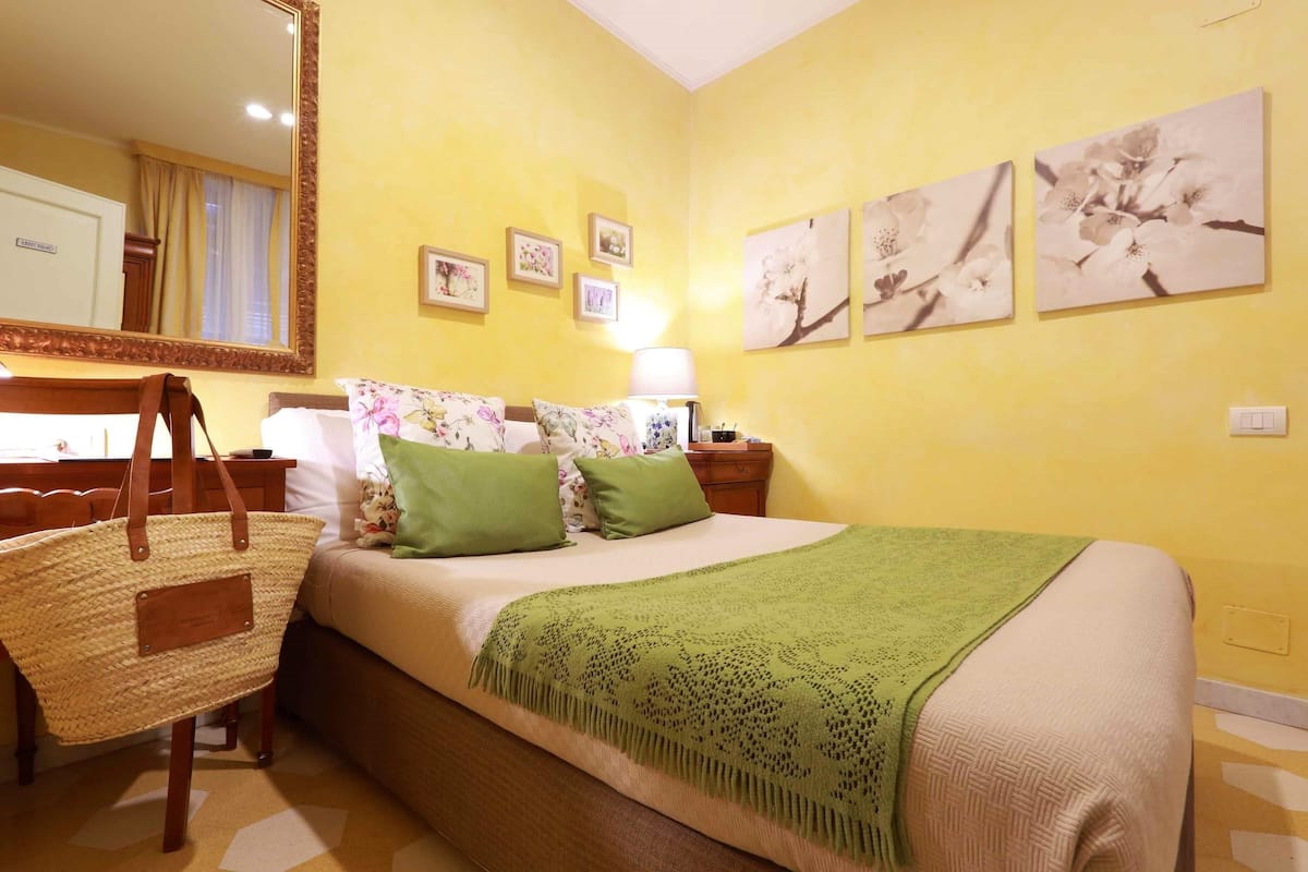 Economy Room | Minibar, in-room safe, individually decorated, individually furnished