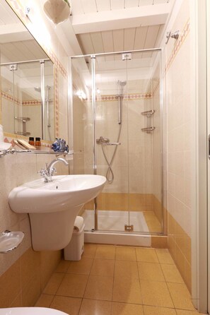 Superior Room | Bathroom shower - Locanda Il Maestrale (Monterosso al Mare)