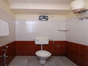 Habitación con 1 cama matrimonial o 2 individuales | Baño | Regadera, amenidades de baño gratuitas, toallas 