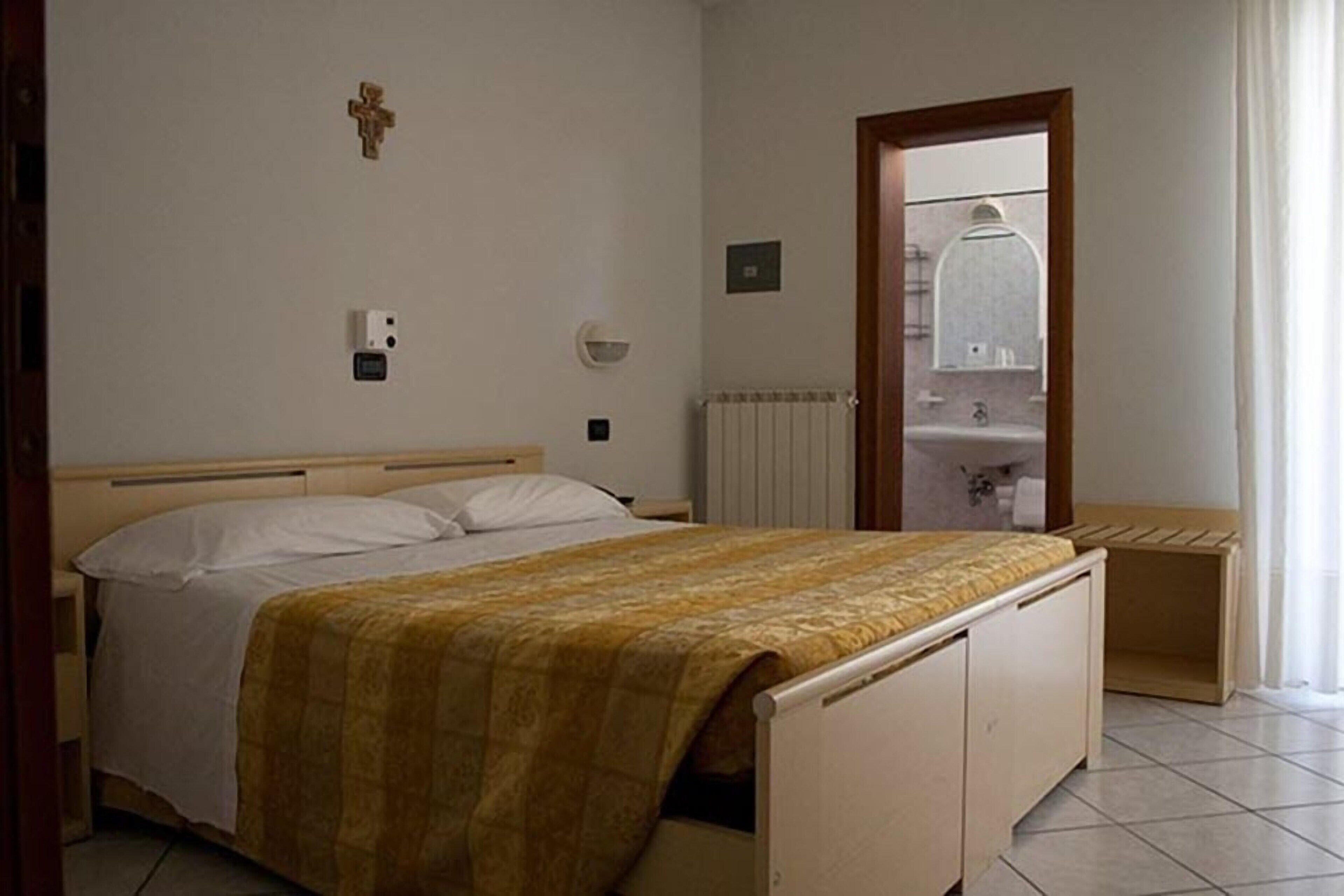 In-room safe, desk, soundproofing, free WiFi