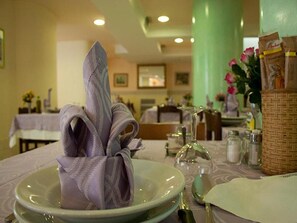 Déjeuner, dîner et souper servis sur place; cuisine méditerranéenne 