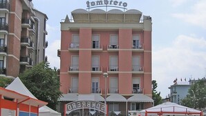Un edificio con un letrero que dice "Sombrero" y una zona de juegos con estructuras y una mesa de ping pong.