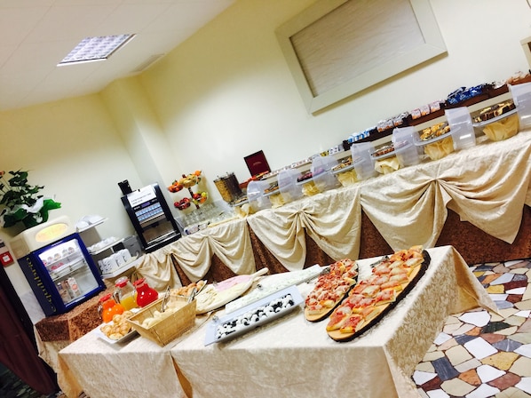 Petit déjeuner, déjeuner et dîner servis sur place