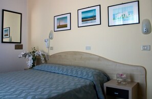 Caja fuerte, escritorio, cunas (de pago) y wifi gratis