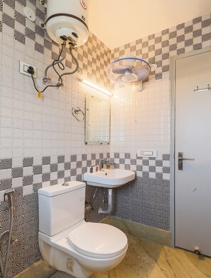 Quarto casal standard | Banheiro | Chuveiro, produtos de toalete grátis, toalhas de banho