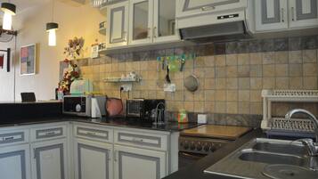 Réfrigérateur, micro-ondes, plaque de cuisson, bouilloire électrique