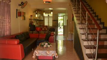 Appartement, vue piscine | Coin séjour | Télévision à écran plat