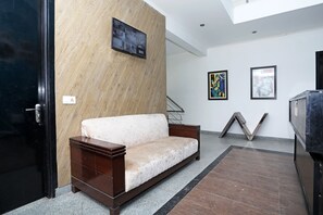 Lobby sitting area - OYO 10020 Aruma Residency (Gurugram)