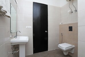 Habitación con 1 cama doble o 2 individuales | Baño | Cabezal de ducha tipo lluvia y artículos de higiene personal gratuitos
