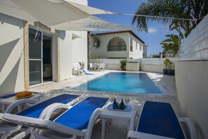 Piscine extérieure, chaises longues
