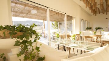 供應午餐、晚餐及早午餐