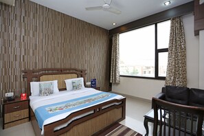 双人房或双床房 | 办公桌、遮光窗帘、免费 WiFi、床单