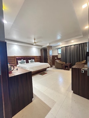 Chambre Deluxe, 1 très grand lit | Bureau, espace de travail pour ordinateur portable, Wi-Fi gratuit
