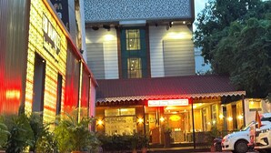 Un hotel con un cartel que dice "HOTEL RAJKAMAL Moti Hotel Deluxe".