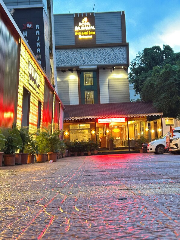 A hotel with a sign reading "HOTEL RAJKAMAL Moti Hotel Deluxe".