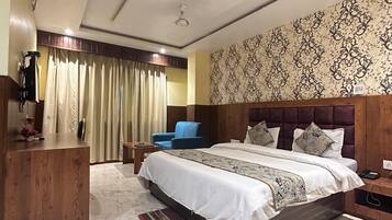 Desk, laptop workspace, free WiFi, bed sheets