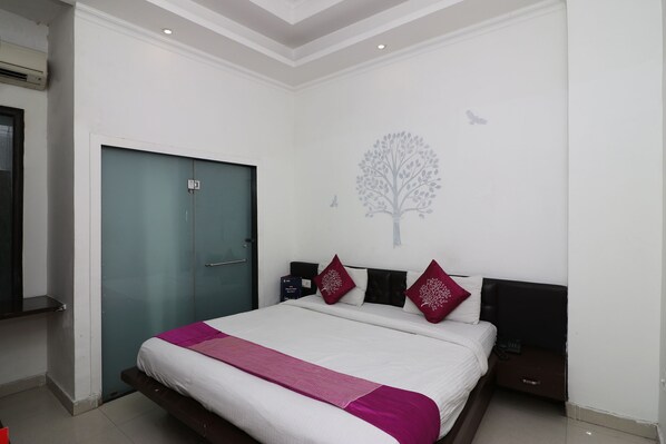 Double or Twin Room | Free WiFi - OYO 8349 Hotel Crown Palace (Ghaziabad)