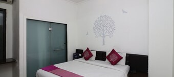 OYO 8349 Hotel Crown Palace