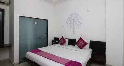 OYO 8349 Hotel Crown Palace