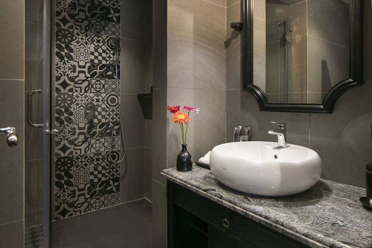 shower, free toiletries, bathrobes, slippers