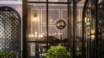 Mặt tiền nơi lưu trú - ban đêm