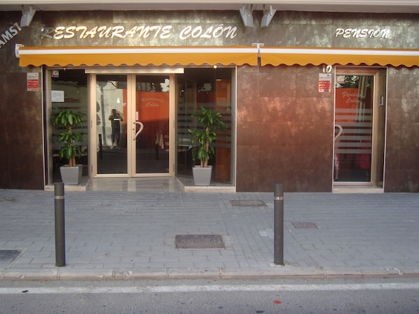 Vista frontal de la propiedad