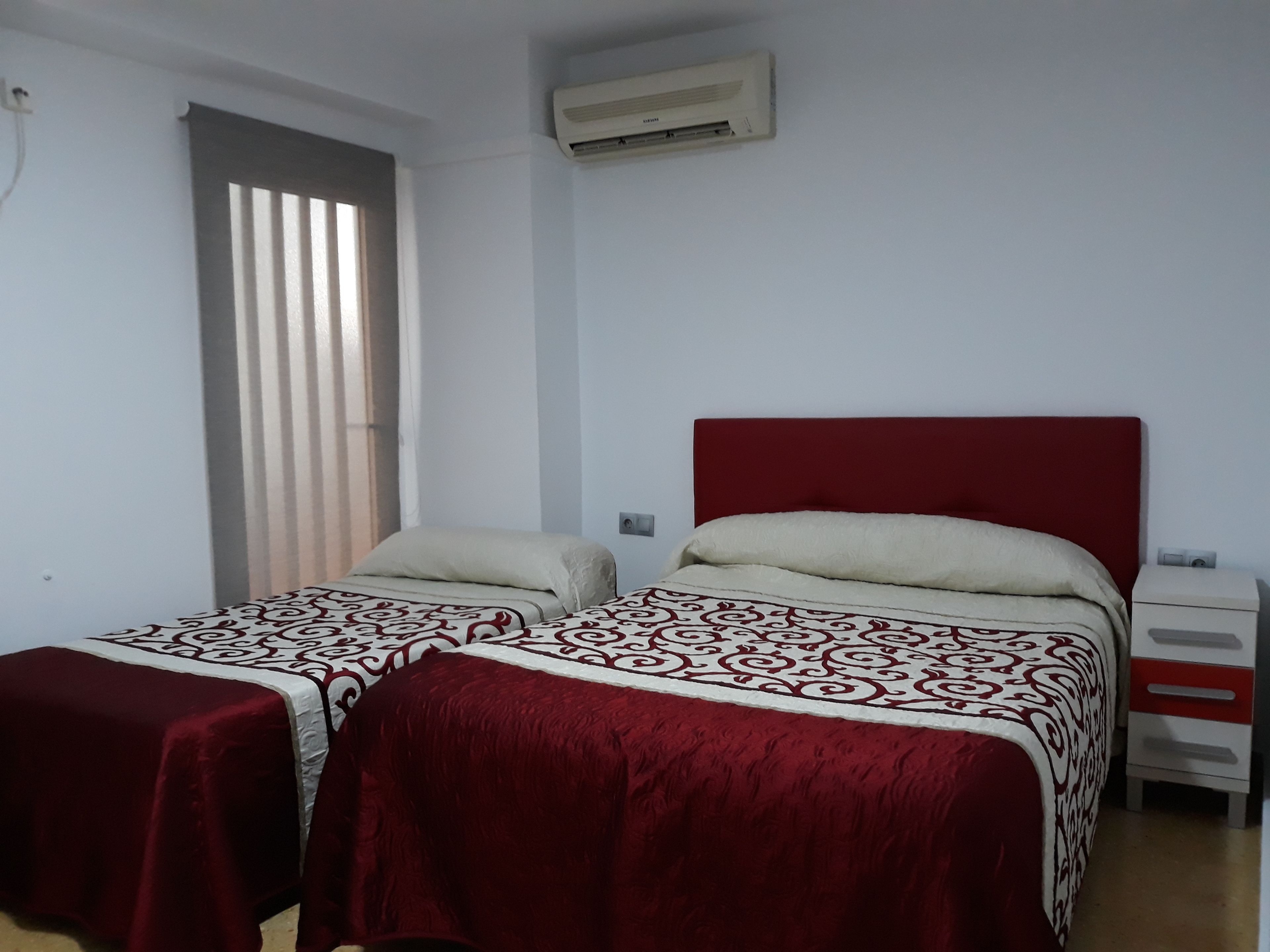 双床房 | 办公桌、遮光窗帘、婴儿床、免费 WiFi