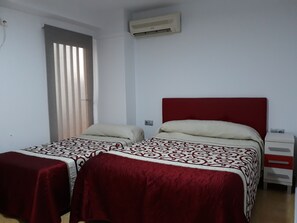 Habitación con 2 camas individuales | Escritorio, cortinas blackout, cunas y wifi gratis