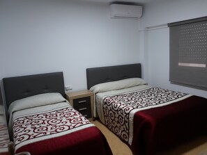 Habitación con 2 camas individuales | Escritorio, cortinas opacas, cunas (de pago) y wifi gratis
