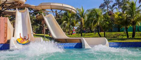 Un parc aquatique doté de plusieurs toboggans et d’une zone de piscine.