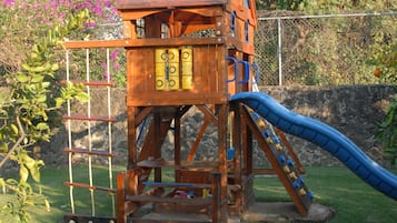 Zona de juegos infantil al aire libre