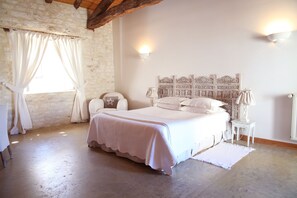 Habitación triple superior, baño privado, vistas al jardín (SCARABEE) | Ropa de cama de alta calidad, tabla de planchar con plancha, wifi gratis