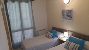 ห้องทวิน | โต๊ะทำงาน, ผ้าม่านกันแสง, Wi-Fi ฟรี, ผ้าปูที่นอน