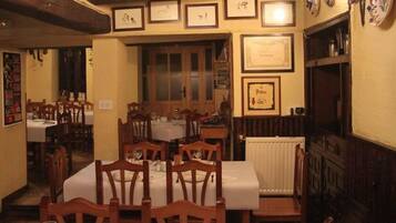 S'hi serveixen esmorzars, dinars, sopars i plats de cuina local