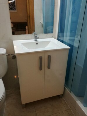 Habitación con 2 camas individuales | Baño | Artículos de higiene personal gratuitos, secador de pelo y toallas