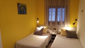 ห้องทวิน | โต๊ะทำงาน, ผ้าม่านกันแสง, Wi-Fi ฟรี, ผ้าปูที่นอน