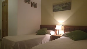 Habitació amb dos llits individuals | Escriptori, cortines opaques, wifi gratuïta i roba de llit 