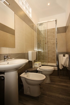 Double Room, Private Bathroom | Bathroom | Shower, free toiletries, hair dryer, bidet - Mi.Ro Rooms (Rome)