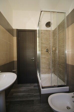 Double or Twin Room, Private Bathroom | Bathroom | Shower, free toiletries, hair dryer, bidet - Mi.Ro Rooms (Rome)