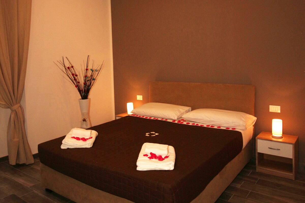 Double Room, Private Bathroom | Premium bedding, desk, rollaway beds (surcharge), WiFi (free)