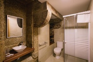Shower, free toiletries, hair dryer, towels - Hospedería Tarela (Santiago de Compostela)